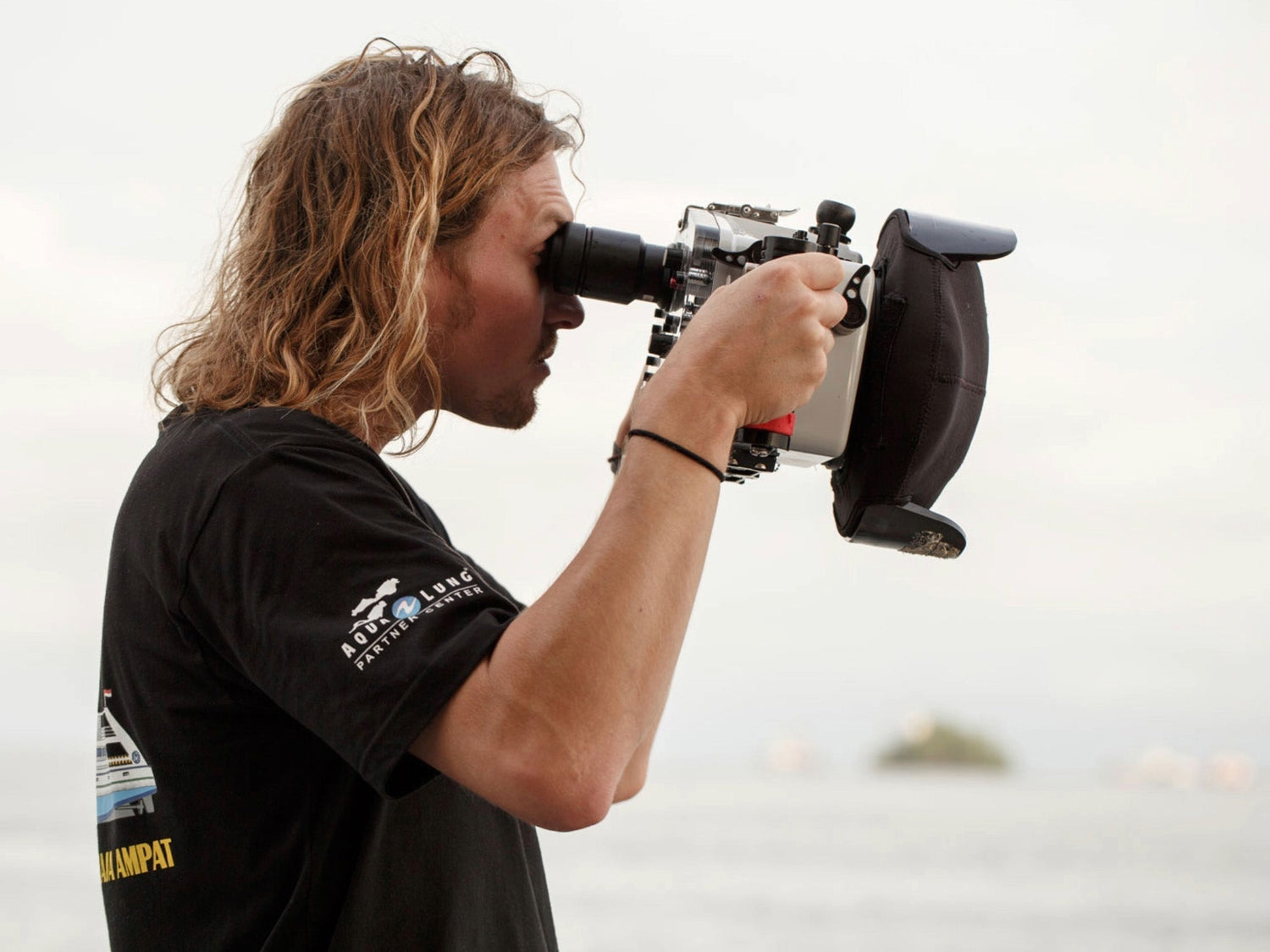 Ikelite ambassador Grant Thomas looks through the ergonomic Ikelite Magnified Viewfinder for his Ikelite underwater housing